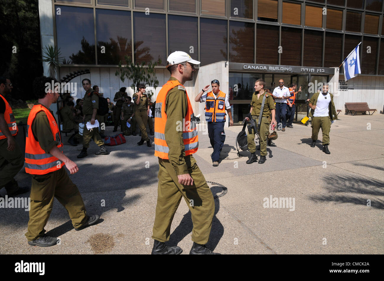 Haifa, Israele. 19 Luglio, 2012. La casa di comando anteriore e con i servizi di soccorso Effettuare la più grande casa punta anteriore mai tenuto in Haifa. Questo esercizio è progettato per simulare le centinaia di razzi che colpisce la città, incluso direct hits su edifici strategici. Il trapano include un esercizio in cui militari e forze civili di trattare con un attacco che coinvolge i materiali pericolosi, nonché esercitazioni in cui la popolazione civile viene evacuato a strutture protette. Forze saranno anche simulare un attacco di razzi su Haifa "Technion" dell'Università. Foto Stock