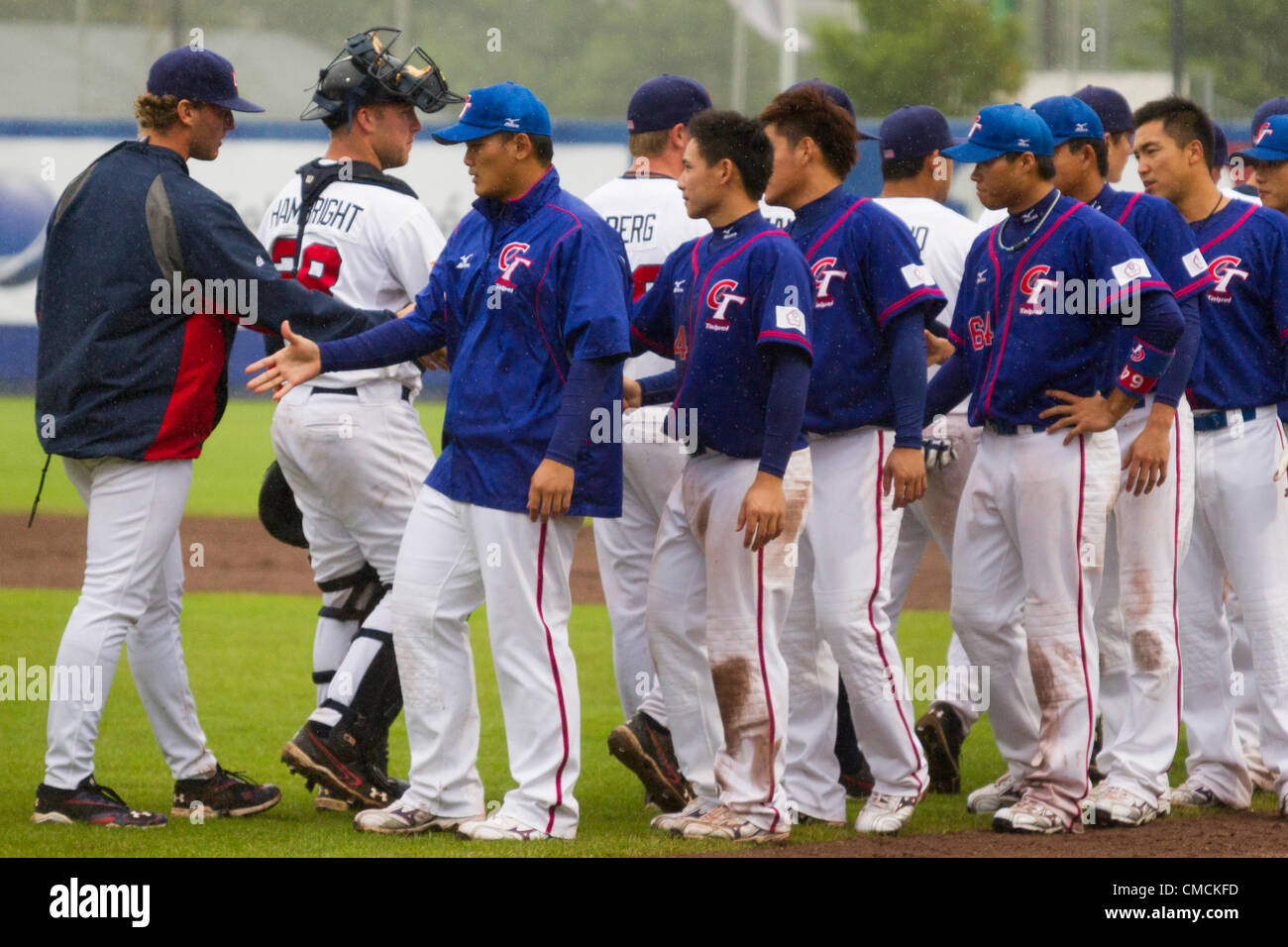 HAARLEM, PAESI BASSI, 18/07/2012. I giocatori provenienti da team USA team e Taipei cinese agitare le mani dopo la partita a Haarlem Baseball Week 2012. Foto Stock