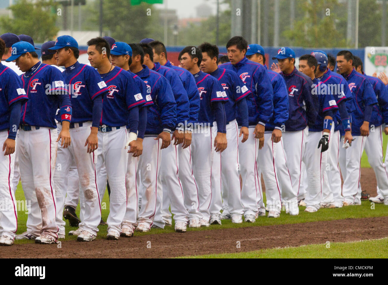 HAARLEM, PAESI BASSI, 18/07/2012. I giocatori provenienti da team USA team e Taipei cinese agitare le mani dopo la partita a Haarlem Baseball Week 2012. Foto Stock