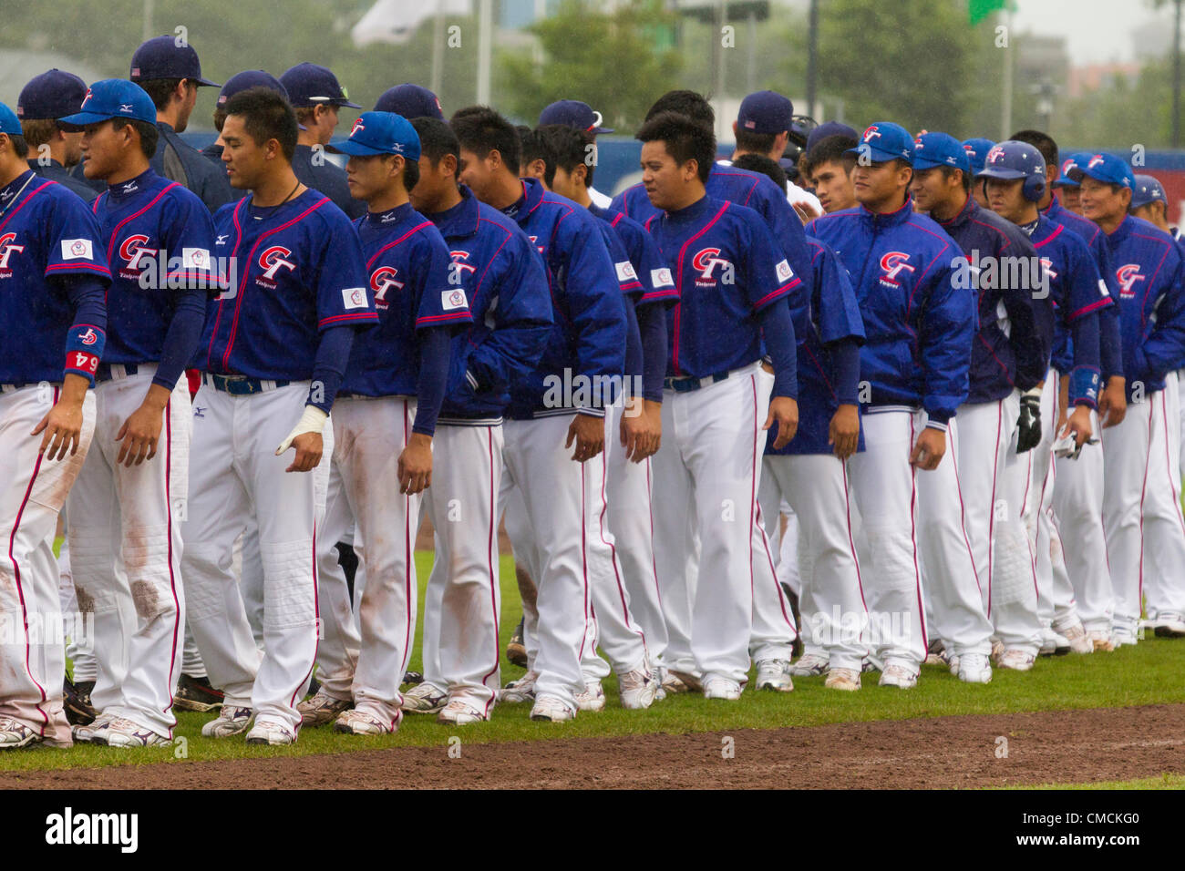 HAARLEM, PAESI BASSI, 18/07/2012. I giocatori provenienti da team USA team e Taipei cinese agitare le mani dopo la partita a Haarlem Baseball Week 2012. Foto Stock