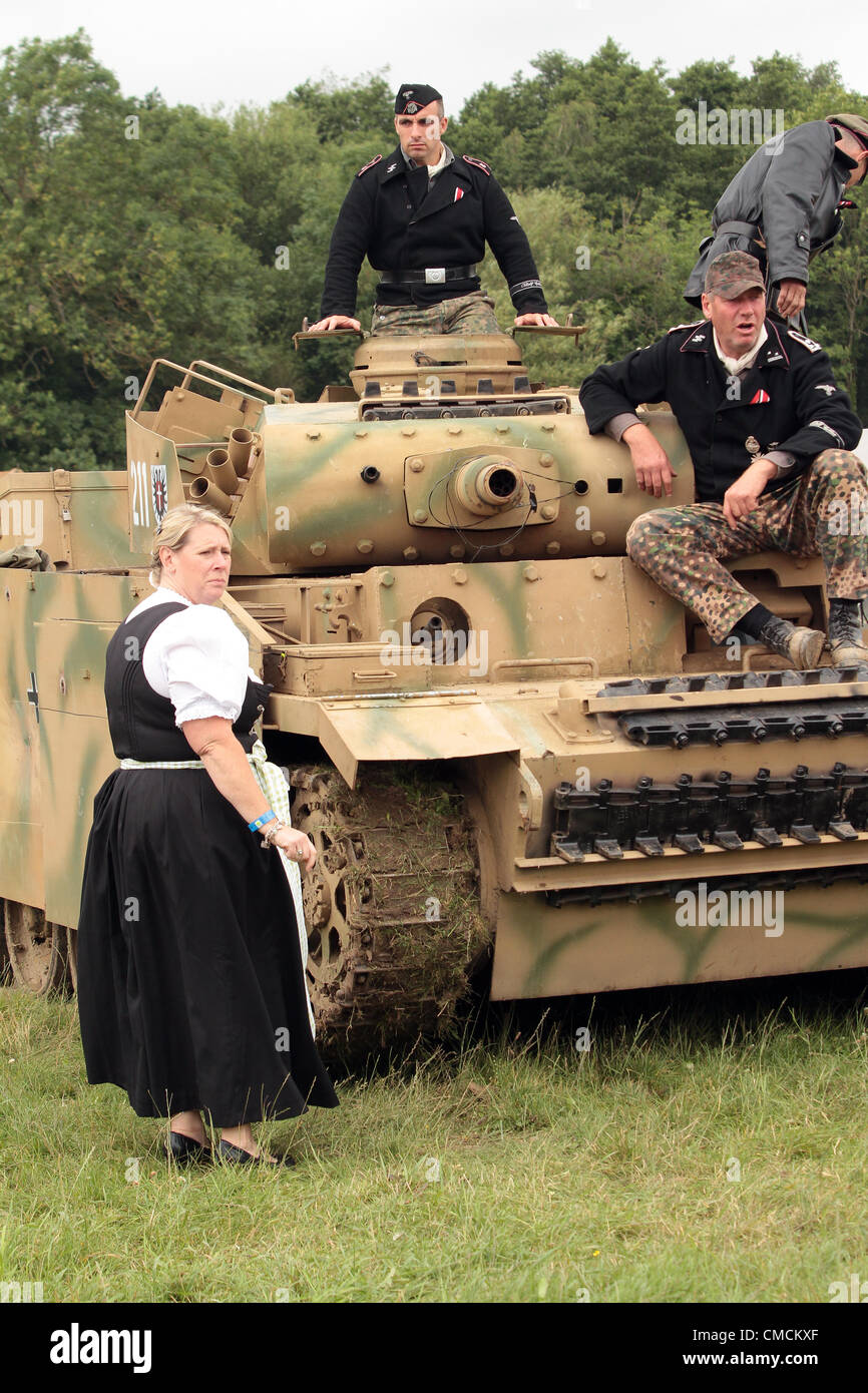 Il più grande del mondo militare annuale rievocazione caso ha cominciato i suoi cinque giorni di correre alla guerra e pace mostra in Hop Farm, Paddock Wood, Kent nel Regno Unito 18.Luglio.2012 appassionati provenienti da tutto il mondo nel periodo costumi e accessori prendere parte a cinque giorni di simulazioni di battaglie e scene di entrambe la prima e la seconda guerra mondiale. Foto Stock