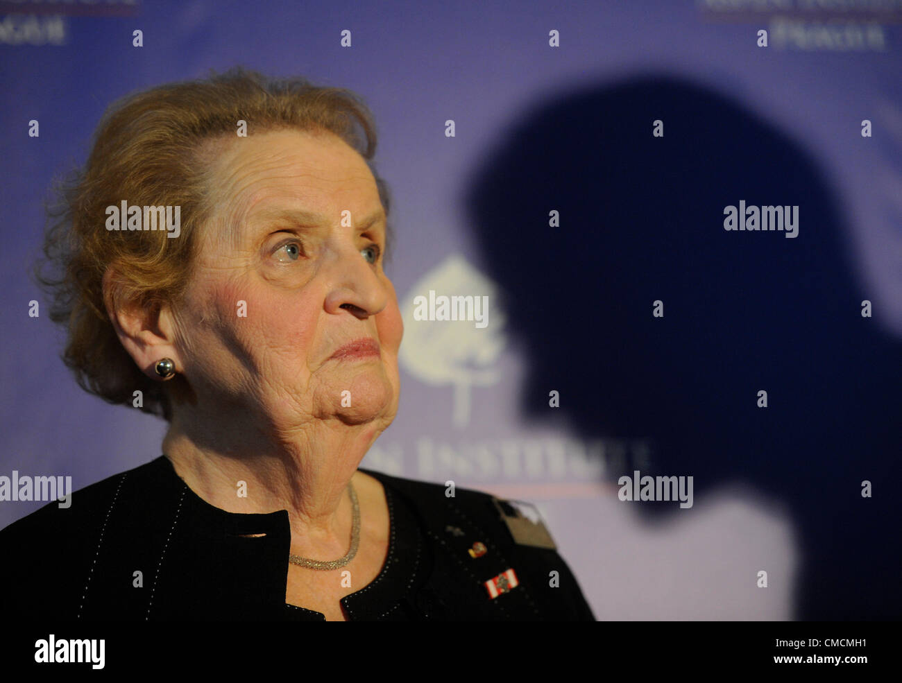 Madeleine Albright, ex segretario di Stato statunitense, si è visto durante la conferenza crisi come una opportunità a Praga Repubblica Ceca, giovedì, 19 luglio. 2012. (CTK foto/Michal Krumphanzl) Foto Stock