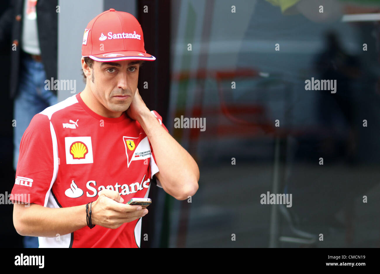 19.07.2012. Hockenheim in Germania. Spagnolo di Formula Uno Pilota Fernando Alonso della Ferrari passeggiate attraverso il paddock all'Hockenheimring race track di Hockenheim, in Germania, il 19 luglio 2012. Il Gran Premio di Formula Uno di Germania avrà luogo il 22 luglio 2012. Foto Stock