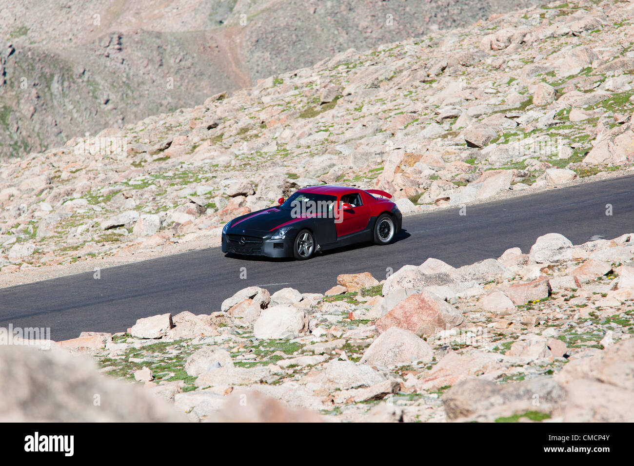 Mt. Evans, Colorado - un ingegnere è macchiato di effettuare una prova su strada il vocifera Mercedes Benz "baby SLS" suscettibili di essere chiamato la SLR AMG a Mount Evans in Colorado il giovedì 19 luglio, 2012. Il Mount Evans road è la massima quota strada in Nord America. Foto Stock