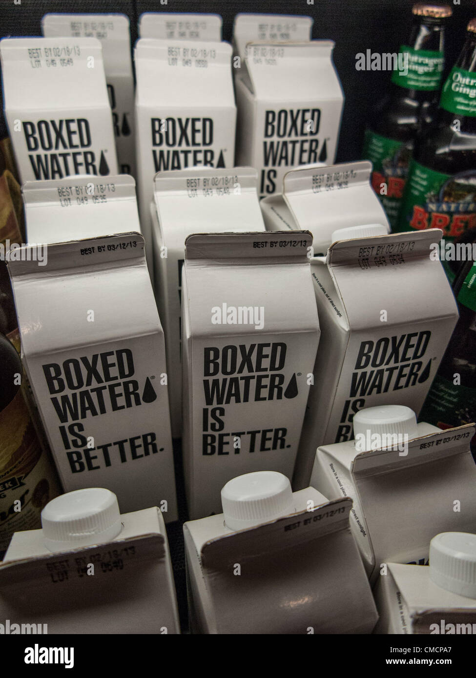 19 maggio 2012 - Aliso Viejo, California, Stati Uniti - Solo il 14% di plastica le bottiglie di acqua sono riciclati e gli Americani aggiungere 30 milioni di PET le bottiglie di acqua alle discariche ogni giorno. Al fine di fornire un alternativa a questa allarmante tendenza, Michigan a base di acqua in box è meglio è il riempimento con certificato FSC Tetra Pak scatole con acqua del Minnesota creando un nuovo modo di tote H20. Scatolato di acqua può offrire una più alternative ecologiche di plastica. La maggior parte delle bottiglie in plastica sono realizzati a partire da PET (polietilene tereftalato), un materiale che contiene materiale riciclato, il PET il processo di produzione crea più scarti di carta e em Foto Stock