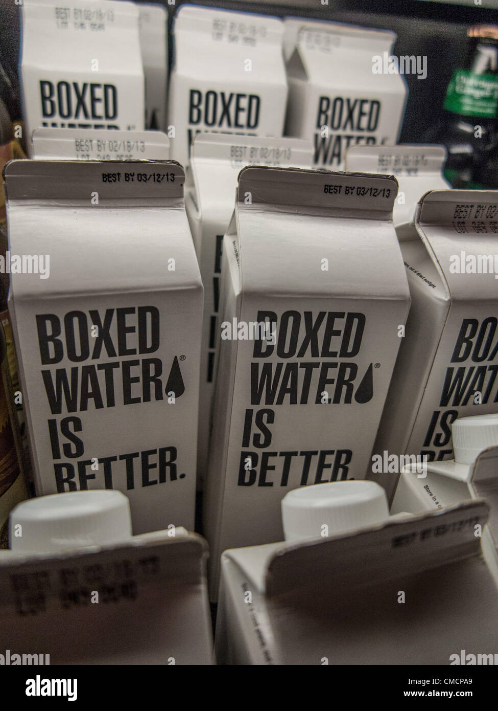 19 maggio 2012 - Aliso Viejo, California, Stati Uniti - Solo il 14% di plastica le bottiglie di acqua sono riciclati e gli Americani aggiungere 30 milioni di PET le bottiglie di acqua alle discariche ogni giorno. Al fine di fornire un alternativa a questa allarmante tendenza, Michigan a base di acqua in box è meglio è il riempimento con certificato FSC Tetra Pak scatole con acqua del Minnesota creando un nuovo modo di tote H20. Scatolato di acqua può offrire una più alternative ecologiche di plastica. La maggior parte delle bottiglie in plastica sono realizzati a partire da PET (polietilene tereftalato), un materiale che contiene materiale riciclato, il PET il processo di produzione crea più scarti di carta e em Foto Stock