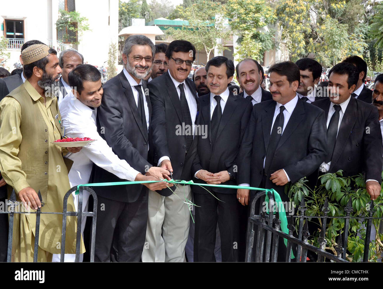 Balochistan Alta Corte giustizia principale, la giustizia Qazi Faiz essa taglia il nastro alla inaugura recentemente costruita prato in Alta corte premessa durante la cerimonia di inaugurazione svoltasi a Quetta venerdì 20 luglio, 2012. Foto Stock