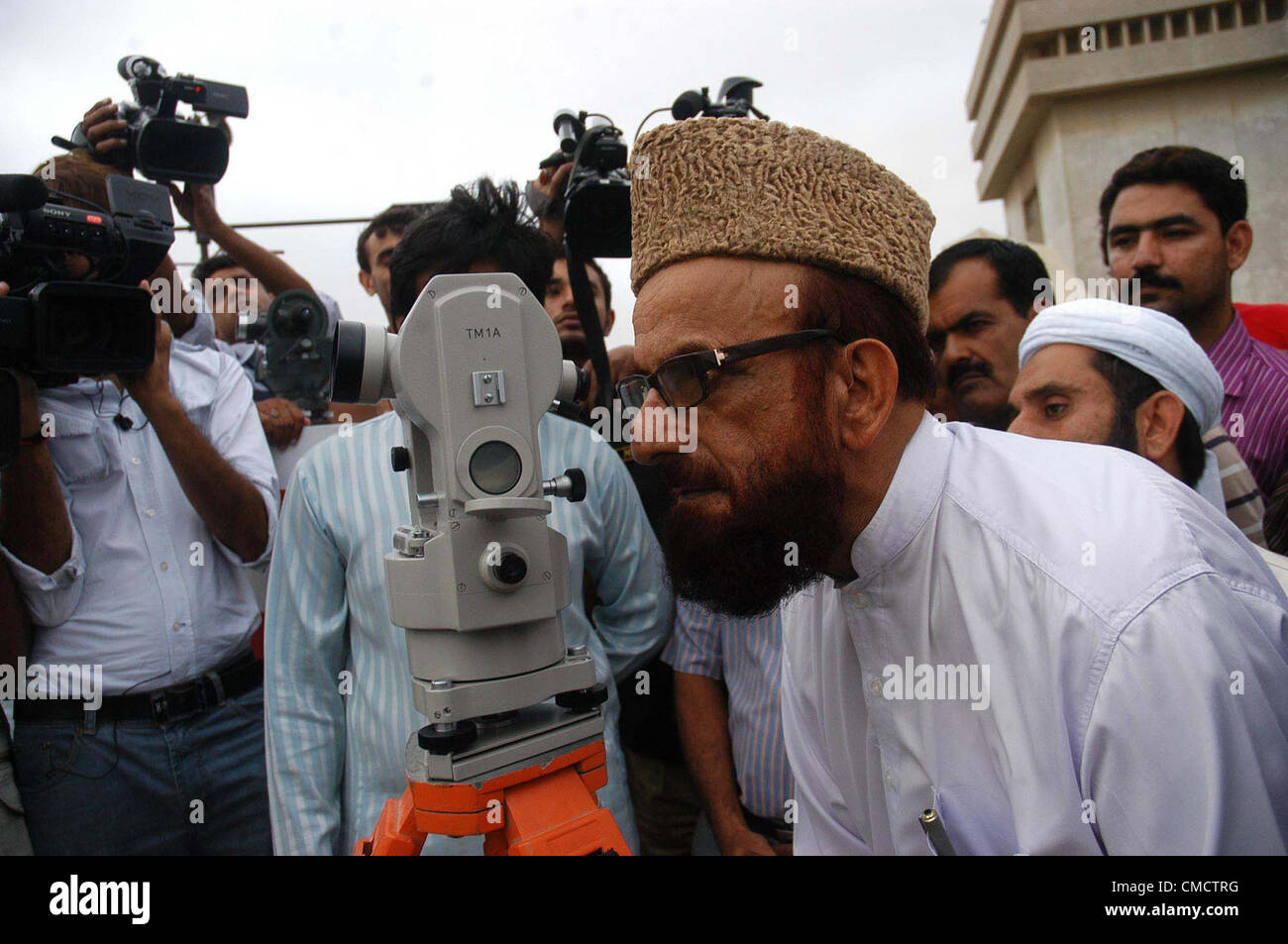 Reuit centrale-e-Hilal il presidente del Comitato, il mufti Muneeb- ur-rehman avvistamento sacro mese del Ramadan-ul-Mubarak Luna a Karachi il venerdì 20 luglio, 2012. Foto Stock