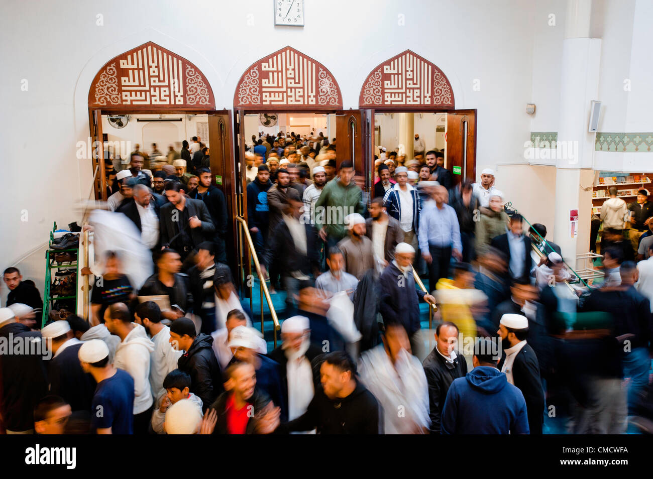 London, Regno Unito - 20 Luglio 2012: londinese di fedeli musulmani uscire dalla East London Mosque durante il primo giorno del Ramadan. Foto Stock