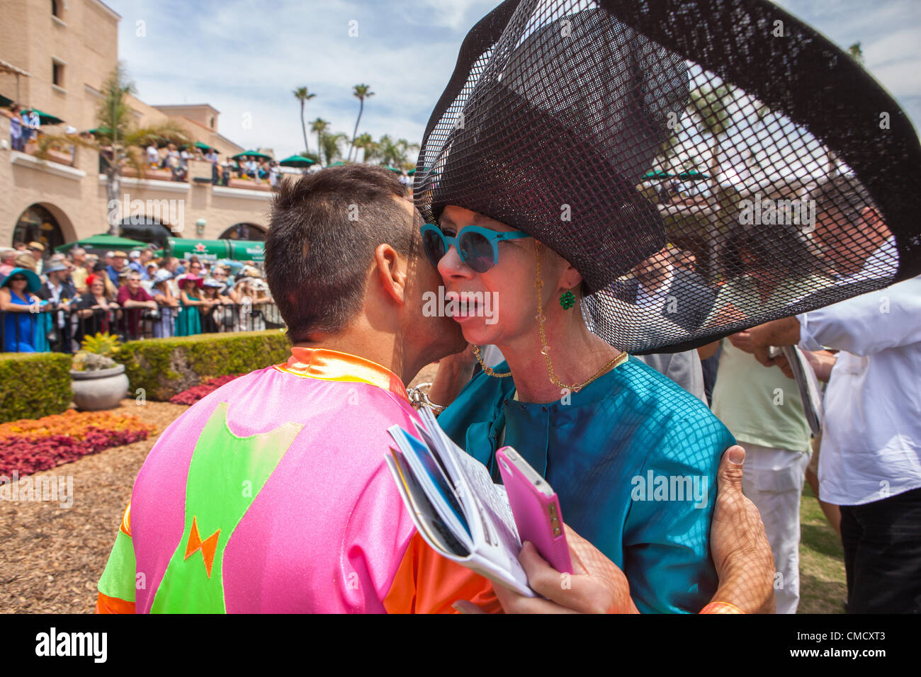 Luglio 18, 2012 - Delmar, CALIFORNIA, STATI UNITI - GARA tifosi pongono in mostra il loro stile..Nel caso in cui il manto erboso incontra il surf, Del Mar race track celebra 75 anni..il giorno di apertura in corrispondenza del Mar significa cavalli, cappelli donna. (Credito Immagine: © Daren Fentiman/ZUMAPRESS.com) Foto Stock