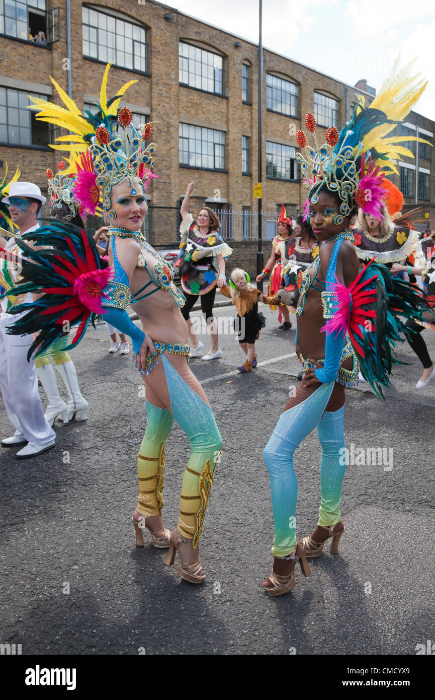 Hackney, Londra, Regno Unito. Sabato, 21 luglio 2012. Sfilata di Carnevale da Pitfield Street a Stoke Newington a uno Hackney Festival 2012. Il festival è tutto il giorno un borough ampia manifestazione che si svolge il sabato, 21 luglio 2012 ad accogliere la fiaccola olimpica sul suo primo giorno a Londra. I ballerini di Samba dalla London School of Samba Foto Stock