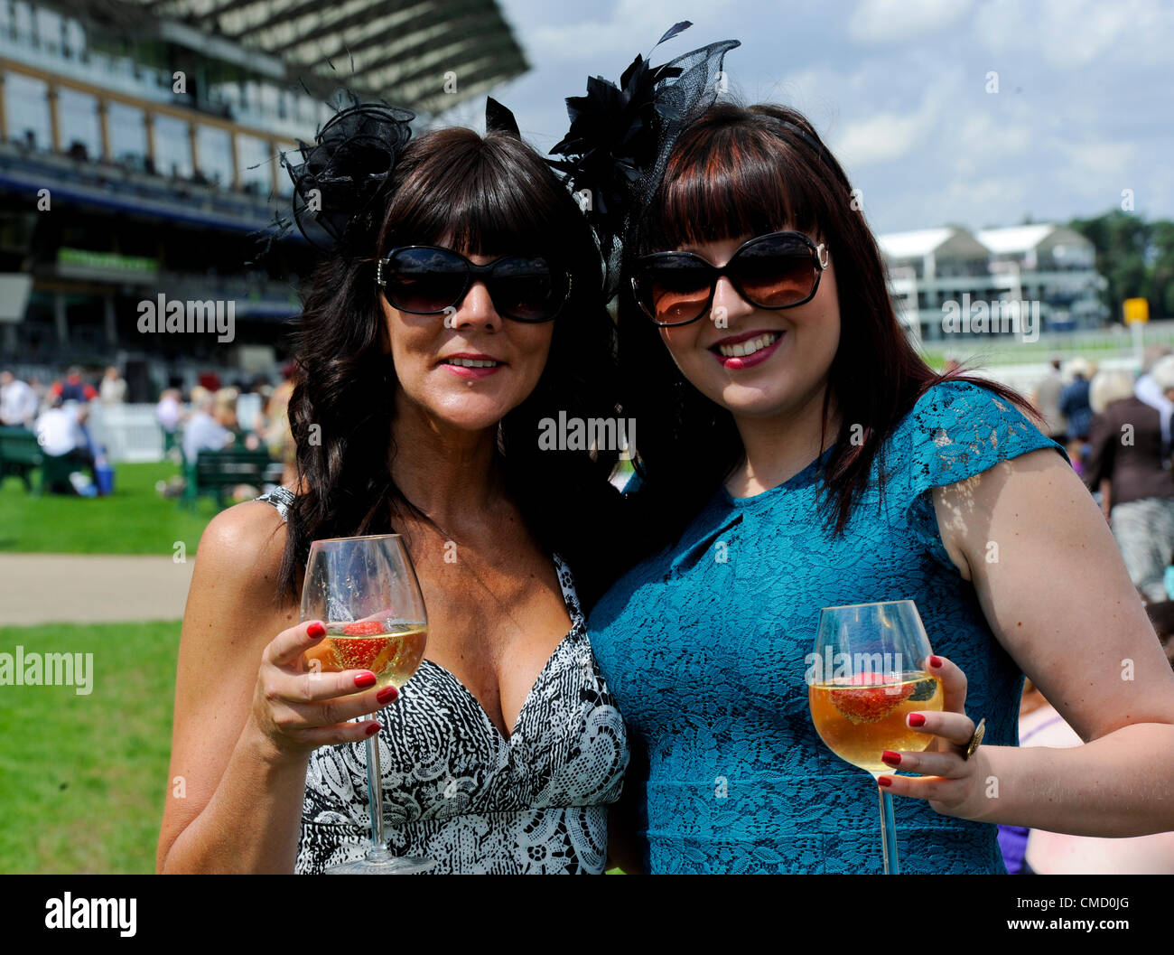 21.07.2012 Ascot, England.Ladies ottenere vestiti nei loro raffinatezze in una giornata di sole durante l'Ascot Betfair Weekend con proprietà Raceday. Foto Stock