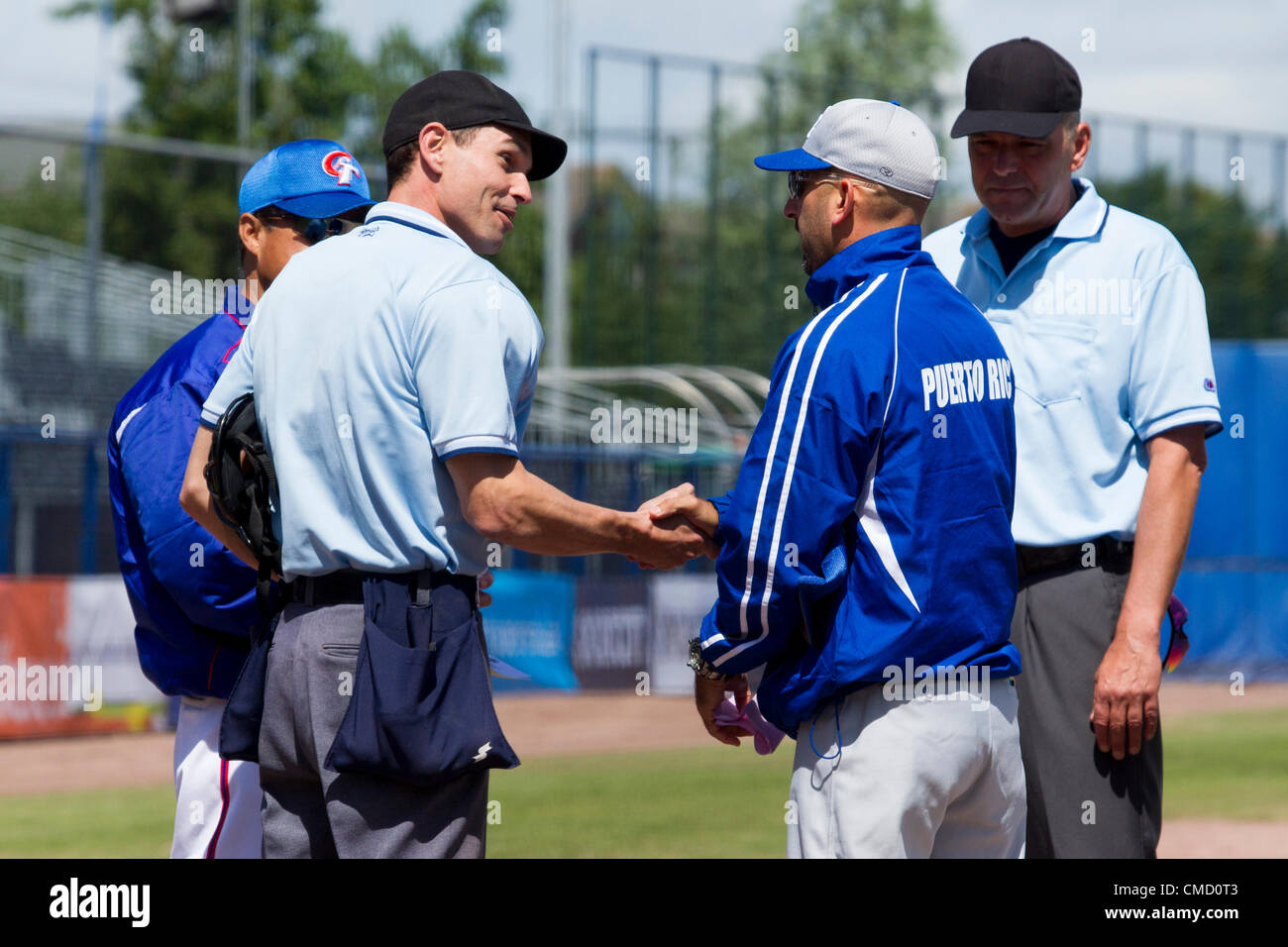 HAARLEM, PAESI BASSI, 20/07/2012. Il team manager del team di Taipei cinese e Puerto Rico agitare le mani con gli arbitri prima della partita a Haarlem Baseball Week 2012. Foto Stock