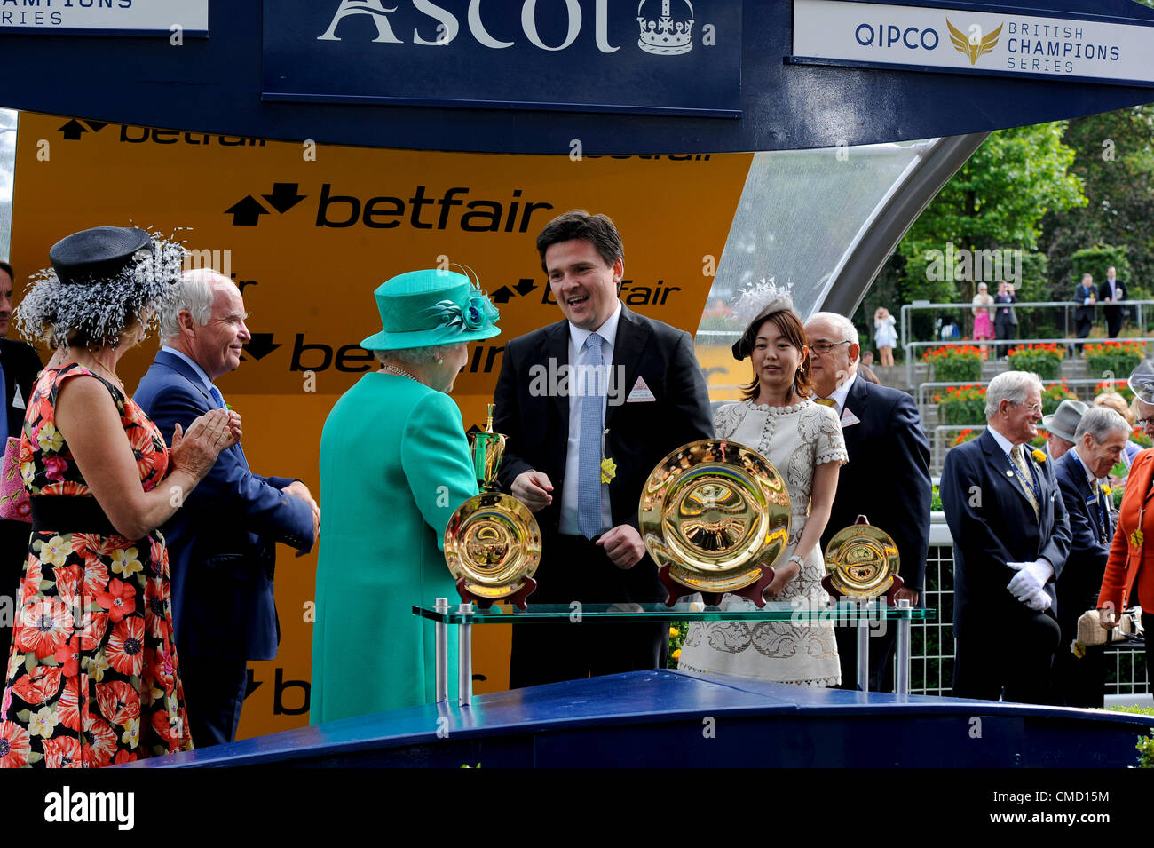 21.07.2012 Ascot, Inghilterra. Il King George VI e Queen Elizabeth Stakes. Sua Altezza Reale la regina Elisabetta presente una tazza al signor Pietro Schiergen, il Trainer del cavallo vincente Danedream, all'Ascot Betfair Weekend con proprietà Raceday. Foto Stock