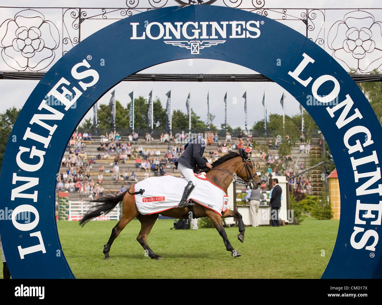 21.07.2012. Il tutto in Inghilterra Jumping Corso Hickstead, Inghilterra. Keith Doyle (IRL) riding camminare a testa alta II sul suo giro d'onore dopo la vittoria al Queen Elizabeth II Trofeo durante il Longines Royal International Horse Show. Foto Stock