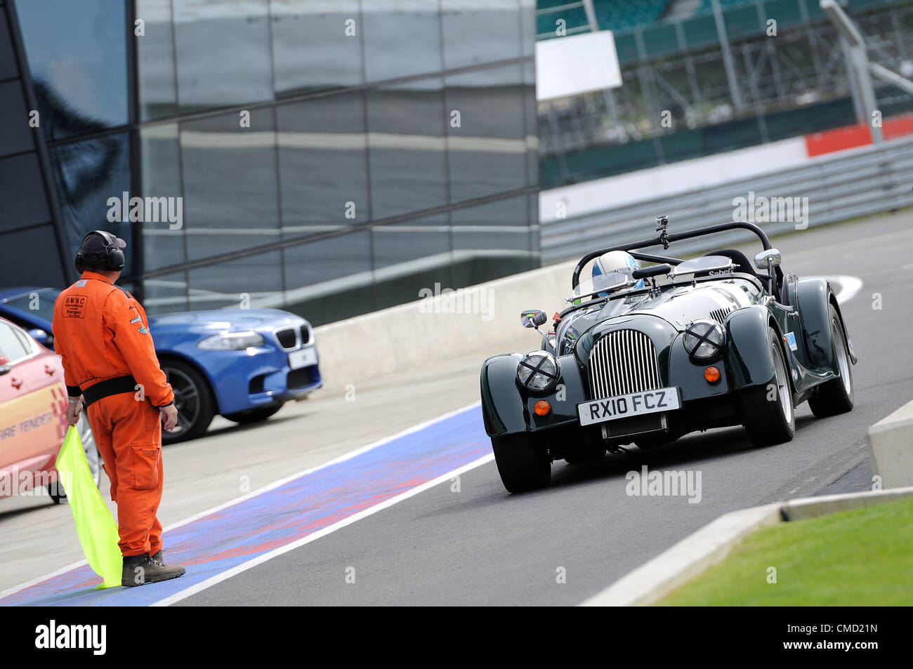 Il 21 luglio 2012, Silverstone, UK. AC/DC frontman Brian Johnson unità in pit lane dopo aver completato la qualificazione per la Silverstone Celebrity Classic Challenge Foto Stock