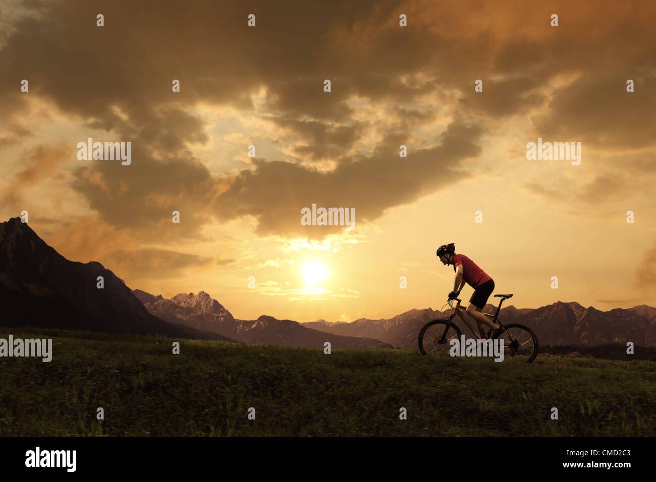 08.11.2011. Germania. Modello rilasciato la foto di un ciclista in sella nell'ambiente SUN. Foto Stock