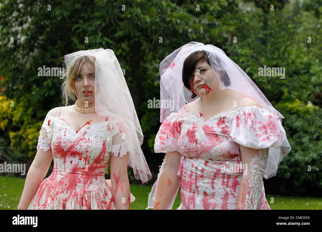 I partecipanti in zombie a piedi 2012 a Birmingham REGNO UNITO. La raccolta di fondi per Birmingham ospedale per bambini. Questo evento annuale che da sempre attira un gran numero di zombie che a piedi tutto il centro della città spaventando disorientato gli acquirenti come andare. Credito: Birmingham Immagini / Alamy Live News Foto Stock