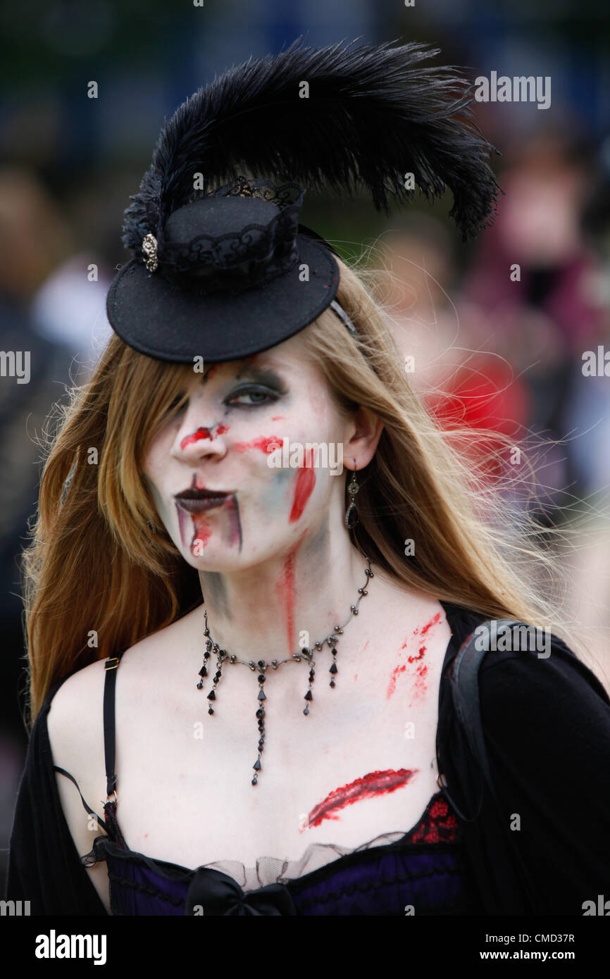 I partecipanti in zombie a piedi 2012 a Birmingham REGNO UNITO. La raccolta di fondi per Birmingham ospedale per bambini. Questo evento annuale che da sempre attira un gran numero di zombie che a piedi tutto il centro della città spaventando disorientato gli acquirenti come andare. Credito: Birmingham Immagini / Alamy Live News Foto Stock