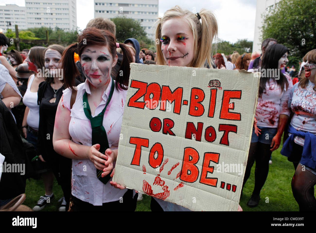 I partecipanti in zombie a piedi 2012 a Birmingham REGNO UNITO. La raccolta di fondi per Birmingham ospedale per bambini. Questo evento annuale che da sempre attira un gran numero di zombie che a piedi tutto il centro della città spaventando disorientato gli acquirenti come andare. Credito: Birmingham Immagini / Alamy Live News Foto Stock