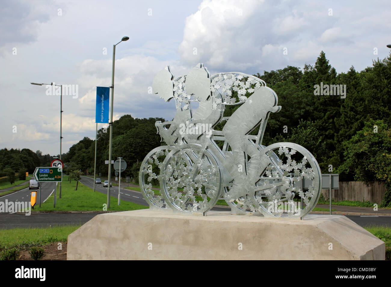 Dorking Surrey UK. Una scultura in acciaio di due ciclisti progettato e costruito da artista Heather Burrell per commemorare 2012 Olimpiadi. Foto Stock