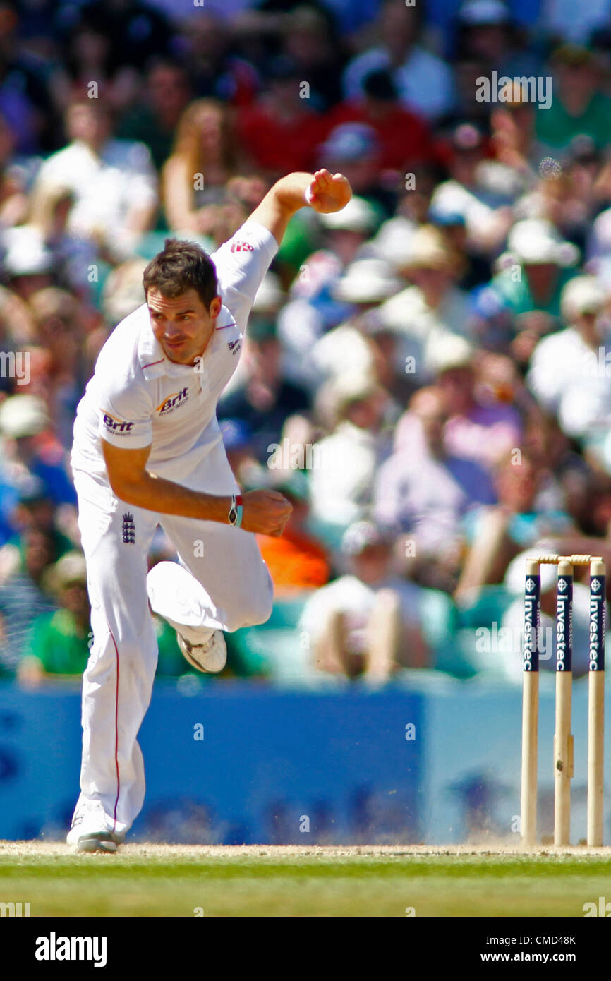 22/07/2012 di Londra, Inghilterra. L'Inghilterra del James Anderson durante la Investec cricket internazionale di test match tra Inghilterra e Sud Africa, ha suonato presso il Kia Oval Cricket Ground: Credito: Mitchell Gunn Foto Stock