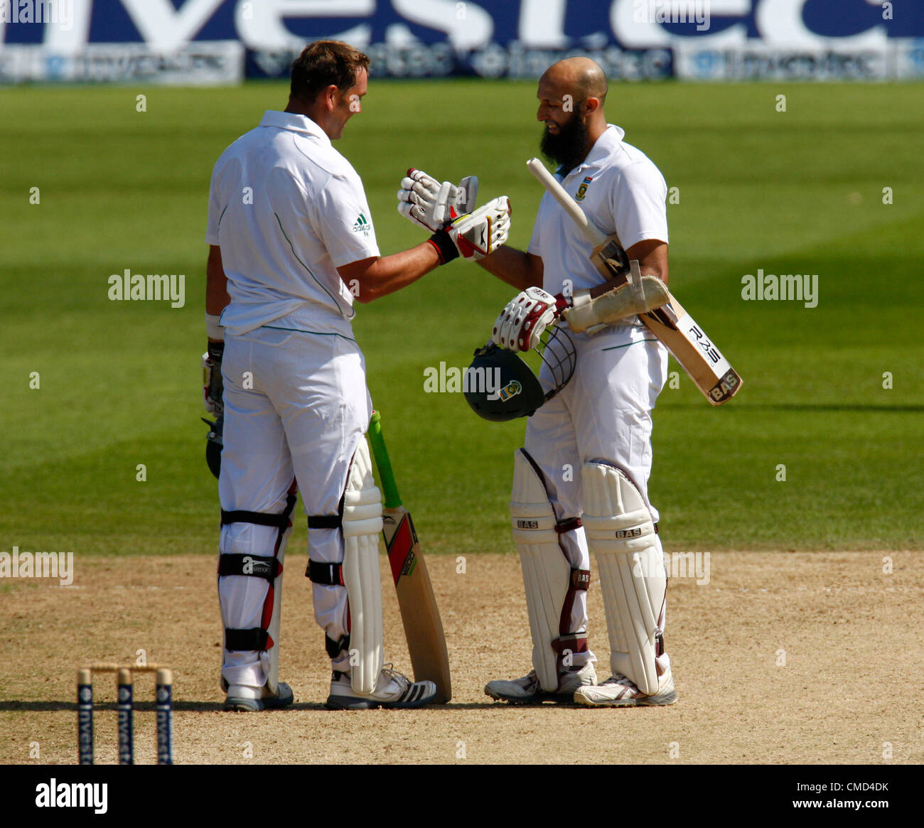 22.07.12 Kia ovale, Inghilterra. Hashim Lrd dell Africa del Sud celebra con Jacques Kallis del Sud Africa dopo ha ottenuto il suo triplice secolo durante il giorno 4 del primo Investec Test match tra Inghilterra e Sud Africa alla Kia ovale sul Luglio 22, 2012 a Londra, Inghilterra. Foto Stock