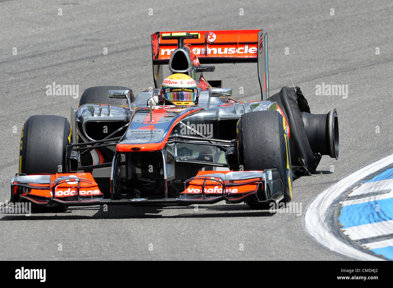 22.07.2012. Hockenheim, Germania. British pilota di Formula Uno Lewis Hamilton della McLaren Mercedes manzi la sua vettura con un piatto di pneumatico posteriore durante il Gran Premio di Formula Uno di Germania a Hockenheim gara via di Hockenheim, in Germania, il 22 luglio 2012. Credit: Azione Plus immagini di Sport / Alamy Live News Foto Stock