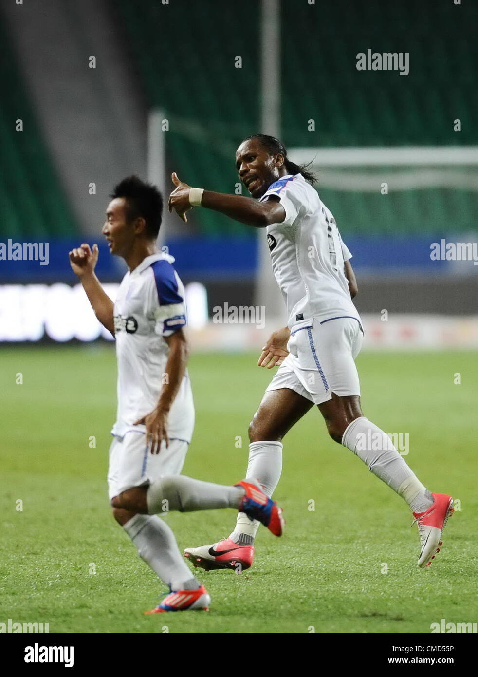 22.07.2012. Guangzhou, Cina; Shanghai Shenhua scontrino Didier Drogba crea il suo teanms obiettivo di stabilizzazione come fa il suo debutto nella Domenica's Chinese Super League scontro con Guangzhou R&amp;F. Foto Stock