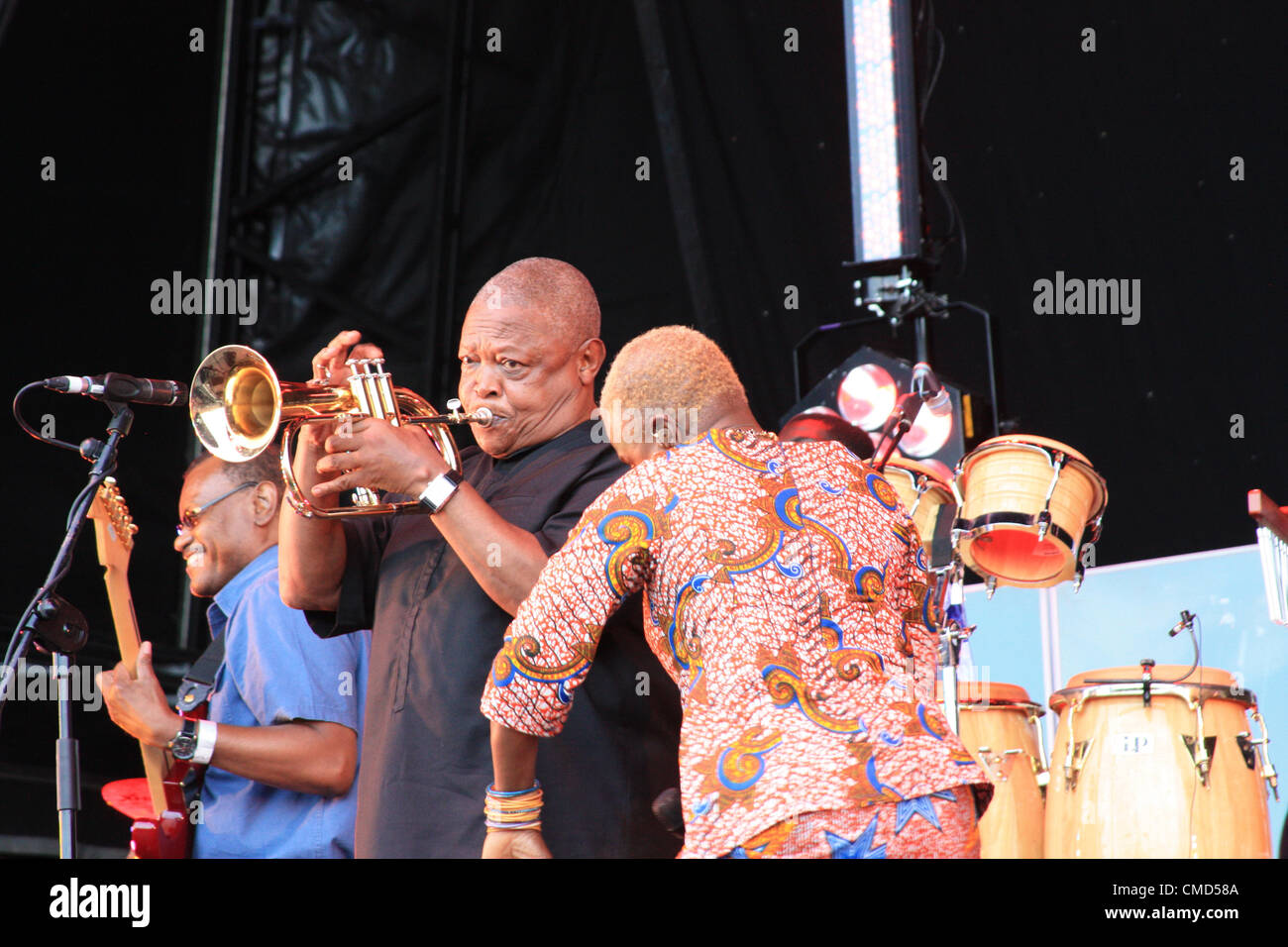 Londra, UK, sabato 21 luglio 2012. South African musicista jazz Hugh Masekela e Beninoise cantautore, Angélique Kidjo effettuando al BT di fiume di Festival di musica. Parte di Londra olimpiadi culturali, che conduce fino alle Olimpiadi del 2012 a Londra, il fiume BT del Festival della musica che si è tenuto a Londra questo fine settimana con ogni fase con la musica da una parte specifica del mondo. Il luogo di ritrovo per l'Africa stadio è la recente apertura del London Pleasure Gardens, a Pontoon Dock nelle Docklands di Londra. Foto Stock