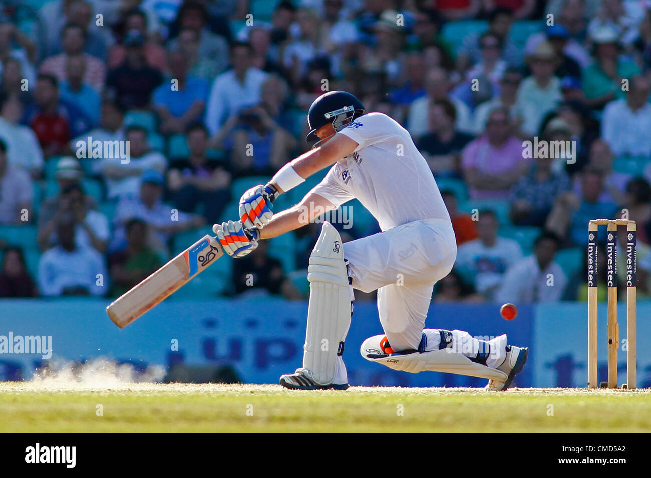 22/07/2012 di Londra, Inghilterra. L'Inghilterra del Ian Bell durante la Investec cricket internazionale di test match tra Inghilterra e Sud Africa, ha suonato presso il Kia Oval Cricket Ground: Credito: Mitchell Gunn Foto Stock