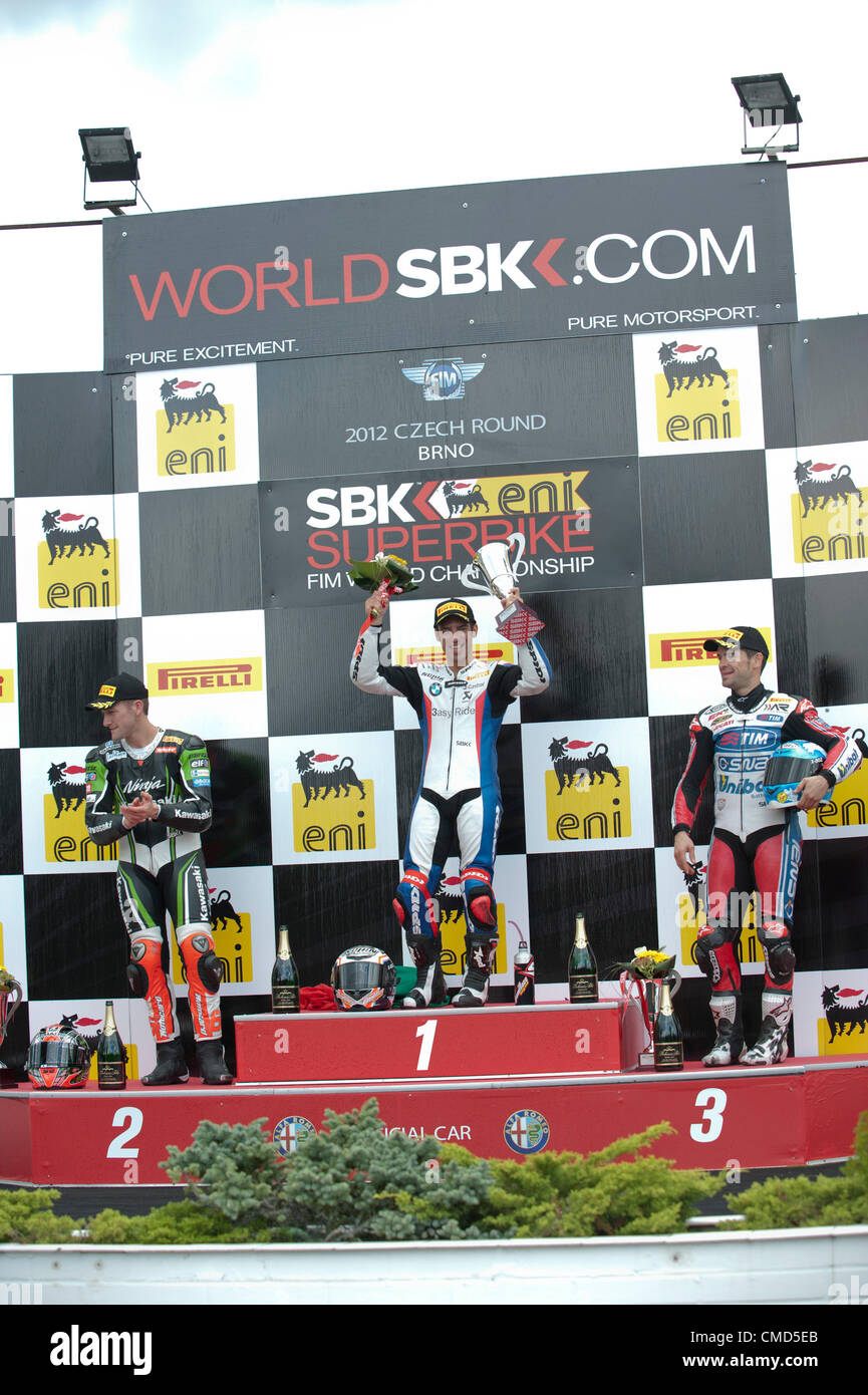 22.07.2012. Brno, Repubblica Ceca. SBK gara 2 podio (L)66 Tom Sykes Kawasaki Racing TeamKawasaki ZX-10R(C) 33 Marco Melandri BMW Motorrad Motorsport (R) 7 Carlos Checa di Althea Racing Ducati 1098R Autodromo di Brno Brno, Repubblica Ceca. La SBK nono round del FIM Superbike World Championship Foto Stock
