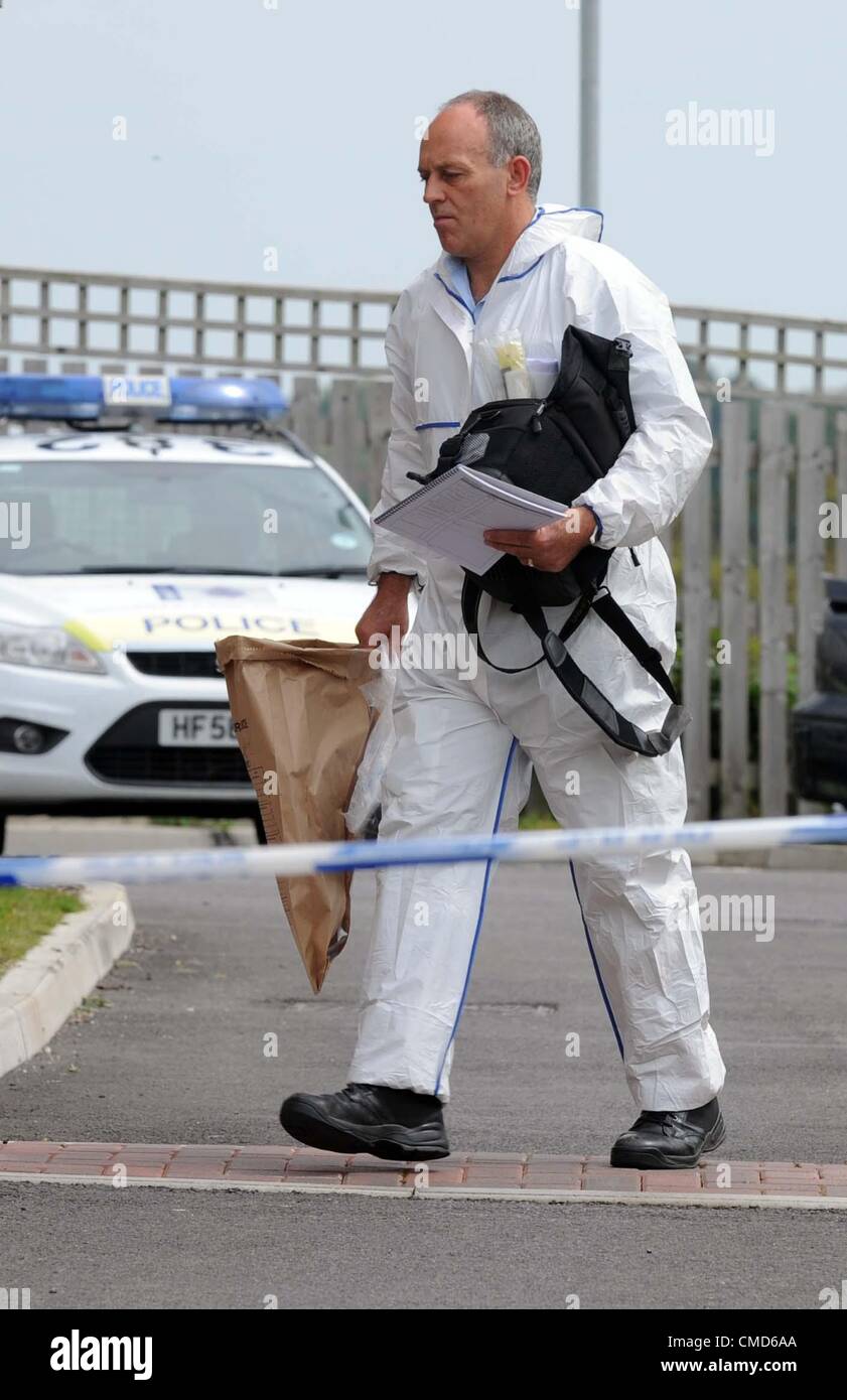 Un fatale incidente accoltellato a Benville Road, Weymouth Dorset. A 16 anni il ragazzo è stato arrestato a seguito della scoperta del corpo di una donna in un blocco di appartamenti in strada. Poliziotti armati che sono stati distaccati in per le Olimpiadi sono stati coinvolti nella ricerca per il fanciullo, che è stato arrestato a Portland. 21/07/2012 foto da: Dorset Servizio media Foto Stock