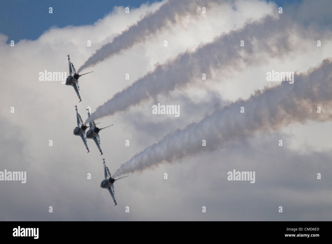 Il USAF Thunderbirds aria squadrone dimostrativo Volare in formazione, F-16C Fighting Falcons, Base comune corda Lewis-Mcaria Expo, McChord Field, Tacoma, Washington, 21 Luglio 2012 Foto Stock