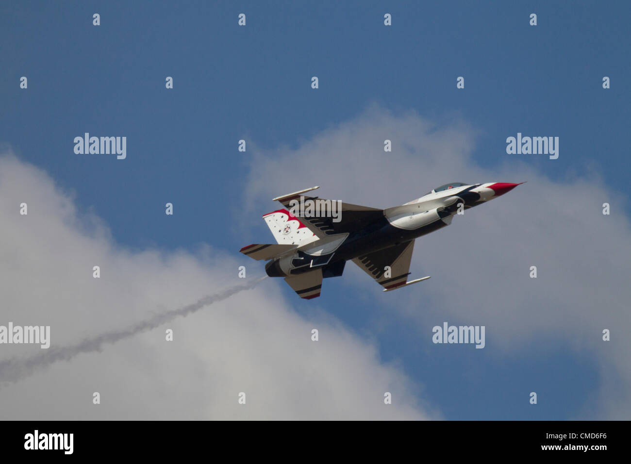 Il USAF Thunderbirds aria squadrone dimostrativo, F-16C Fighting Falcons, Base comune corda Lewis-Mcaria Expo, McChord Field, Tacoma, Washington, 21 Luglio 2012 Foto Stock