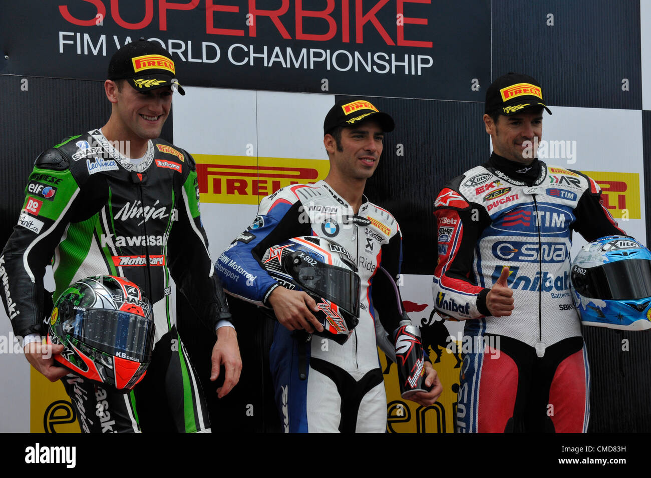 Campionato Mondiale Superbike, seconda corsa, Brno, Repubblica Ceca, Domenica, 22 luglio 2012. Da sinistra a destra secondo Tom Sykes della Gran Bretagna, vincitore Marco Melandri di Italia e terzo Carlos Checa di Spagna. (CTK foto/Vaclav Salek) Foto Stock
