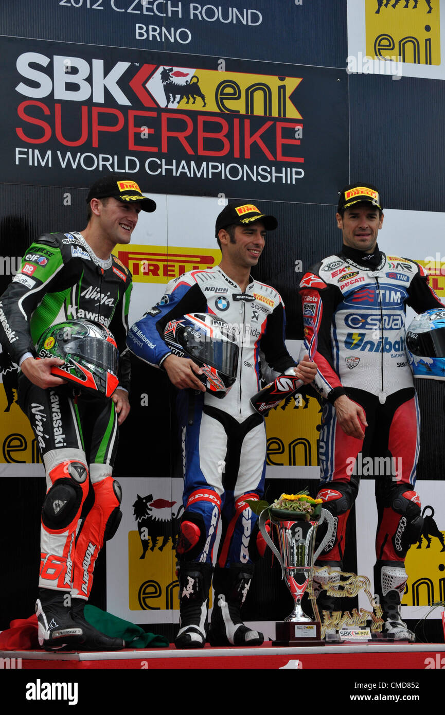Campionato Mondiale Superbike, seconda corsa, Brno, Repubblica Ceca, Domenica, 22 luglio 2012. Da sinistra a destra secondo Tom Sykes della Gran Bretagna, vincitore Marco Melandri di Italia e terzo Carlos Checa di Spagna. (CTK foto/Vaclav Salek) Foto Stock