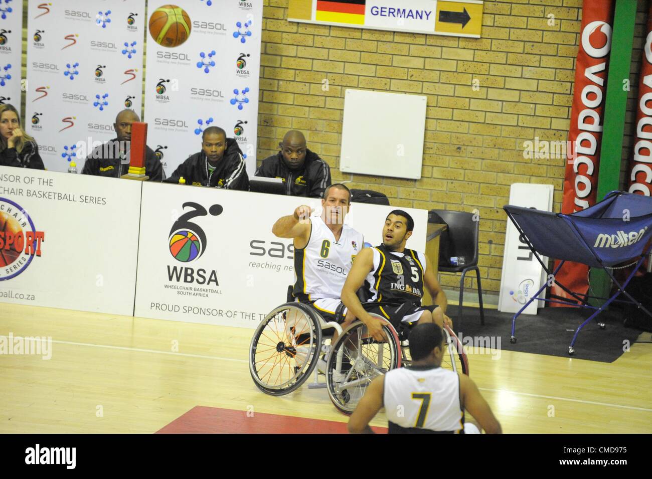 JOHANNESBURG, SUD AFRICA - 22 luglio SA è Kyle Louw e Sercan Ismail durante la SASOL basket in carrozzella match tra il Sud Africa e la Germania a Mandeville Centro sportivo sulla luglio 22, 2012 a Johannesburg, Sud Africa Foto di Lefty Shivambu / Gallo immagini Foto Stock