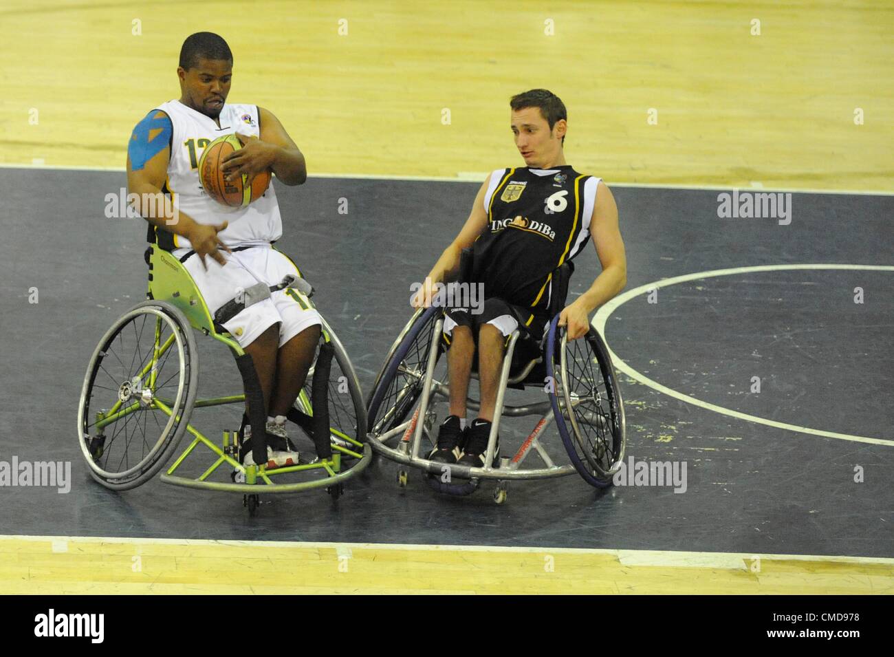 JOHANNESBURG, SUD AFRICA - 22 luglio SA Mbande Luvyo e matthias Heimbach della Germania durante la SASOL basket in carrozzella match tra il Sud Africa e la Germania a Mandeville Centro sportivo sulla luglio 22, 2012 a Johannesburg, Sud Africa Foto di Lefty Shivambu / Gallo immagini Foto Stock