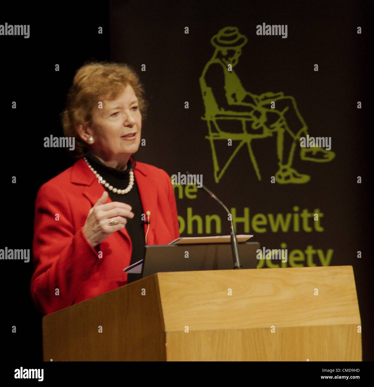 Armagh, Irlanda del Nord. Mary Robinson, ex presidente dell' Irlanda e dell' ex Alto Commissario delle Nazioni Unite, dà l'apertura conferenza annuale di John Hewitt Summer School, Market Place Theatre, Armagh. La signora Robinson ha dato una lezione 'Memory, dal caricato parola di imperativo morale' come il centro annuale per Cross Border studi parlare. 23/07/2012: credito LiamMcArdle.com Foto Stock