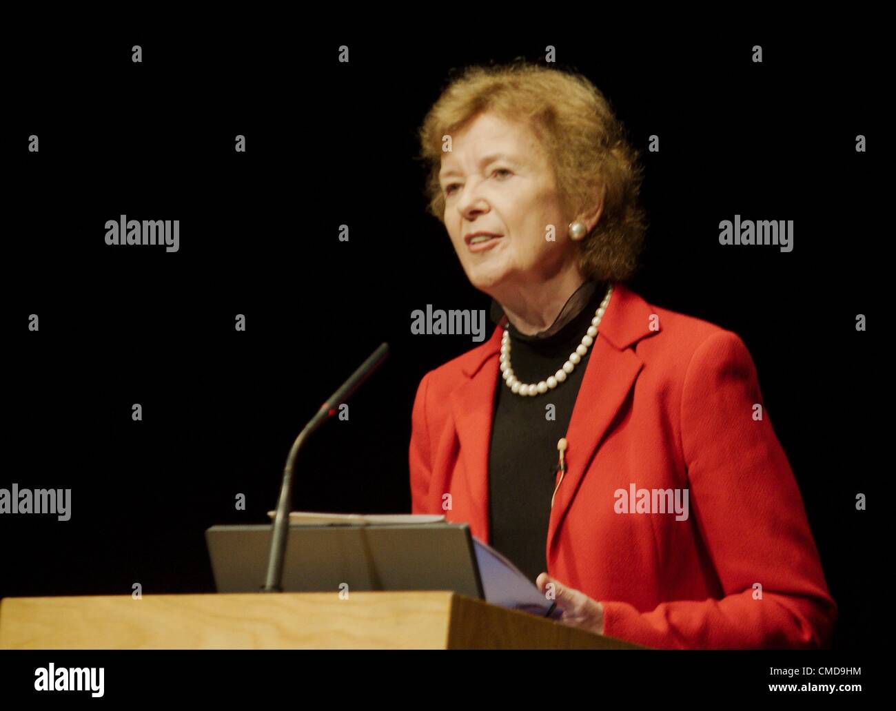 Armagh, Irlanda del Nord. Mary Robinson, ex presidente dell' Irlanda e dell' ex Alto Commissario delle Nazioni Unite, dà l'apertura conferenza annuale di John Hewitt Summer School, Market Place Theatre, Armagh 23/07/2012 Foto Stock