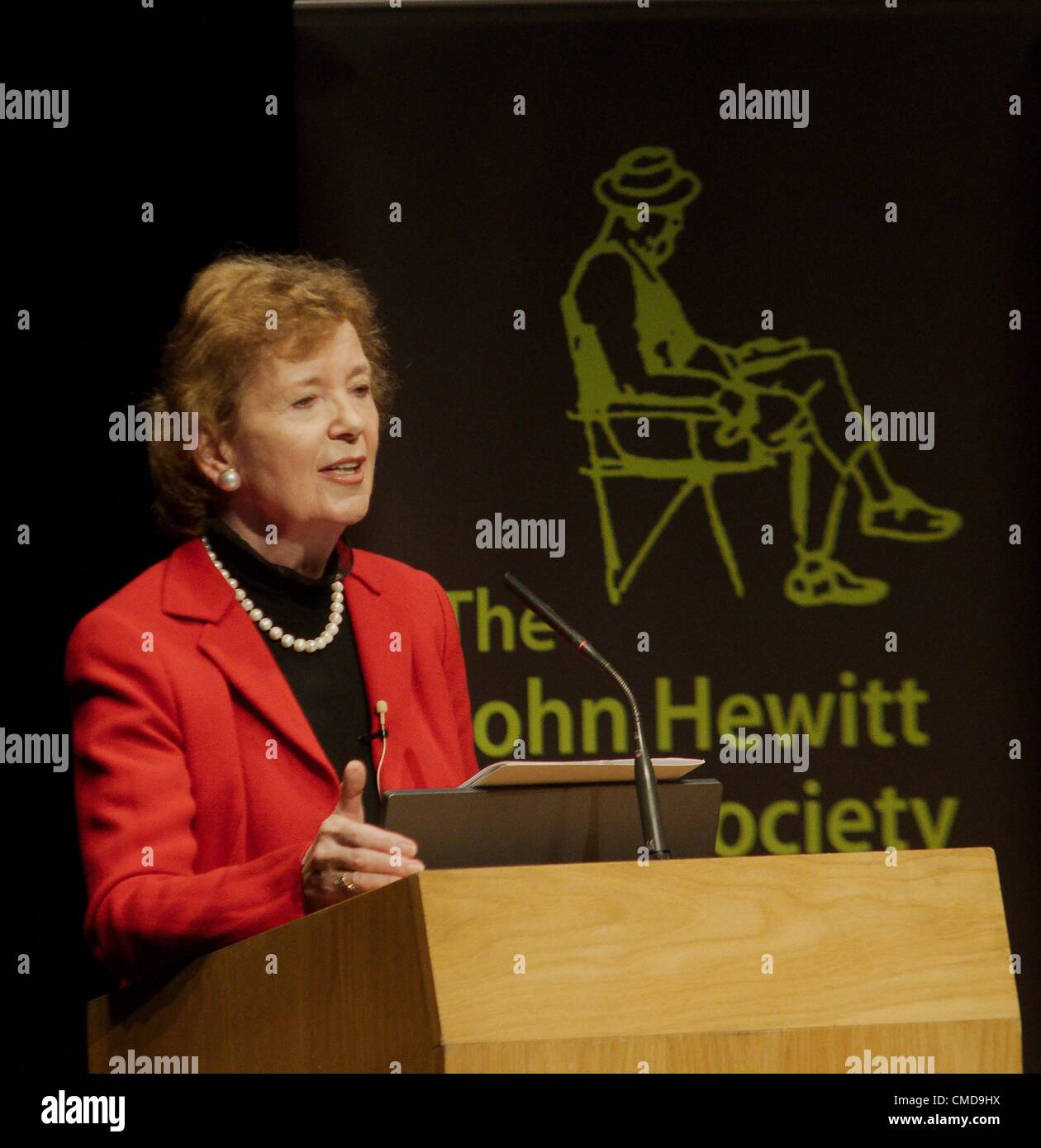 Armagh, Irlanda del Nord. Mary Robinson, ex presidente dell' Irlanda e dell' ex Alto Commissario delle Nazioni Unite, dà l'apertura conferenza annuale di John Hewitt Summer School, Market Place Theatre, Armagh 23/07/2012 Foto Stock