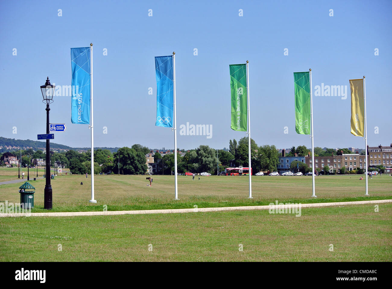 Blackheath, Londra, Regno Unito. Il 23 luglio 2012. Giochi Olimpici preparati a Blackheath - Olimpiadi 2012 bandiere. Blackheath sarà il sito per un grande schermo. Foto Stock