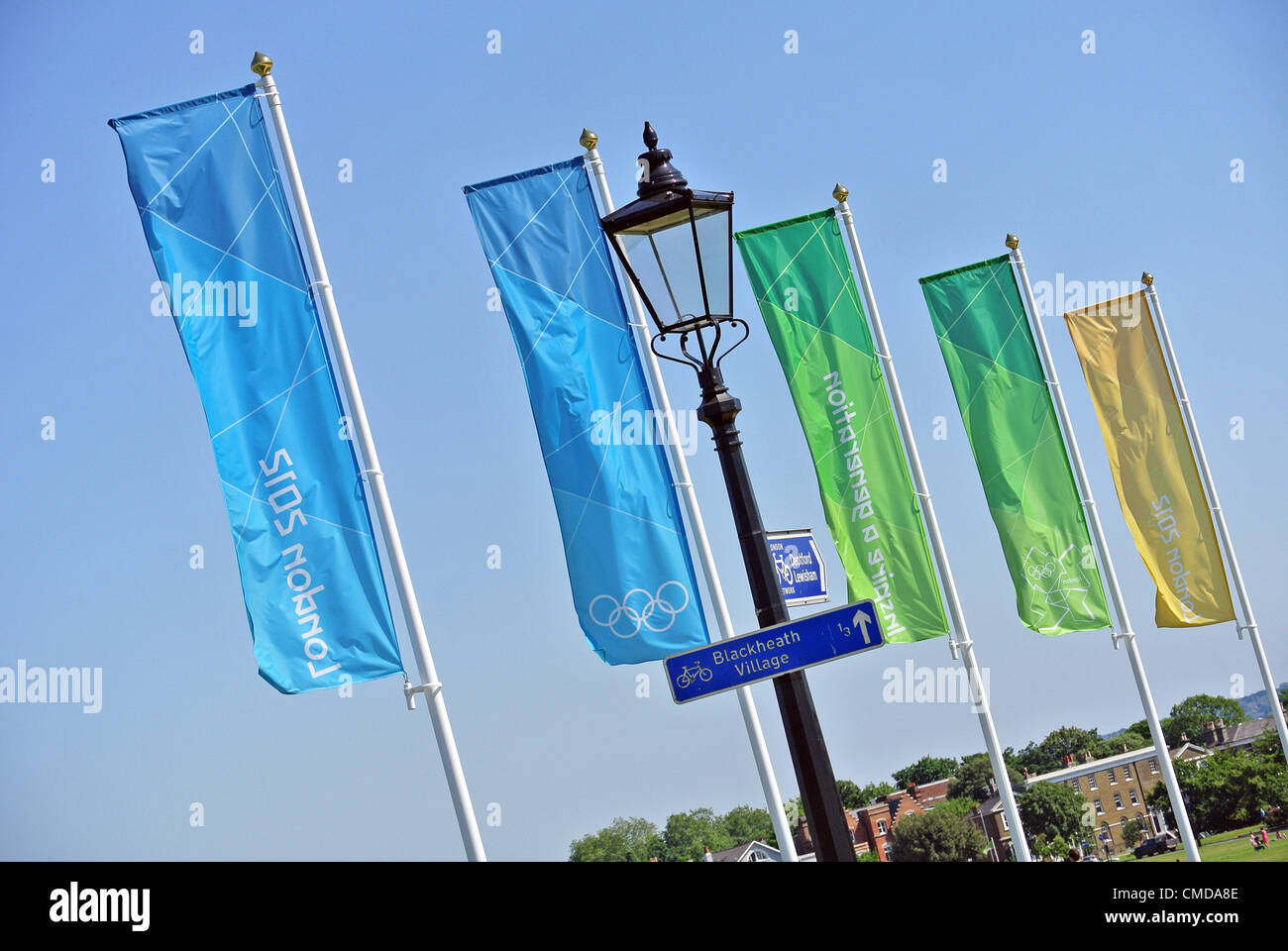 Blackheath, Londra, Regno Unito. Il 23 luglio 2012. Giochi Olimpici preparati a Blackheath - Olimpiadi 2012 bandiere. Blackheath sarà il sito per un grande schermo. Foto Stock