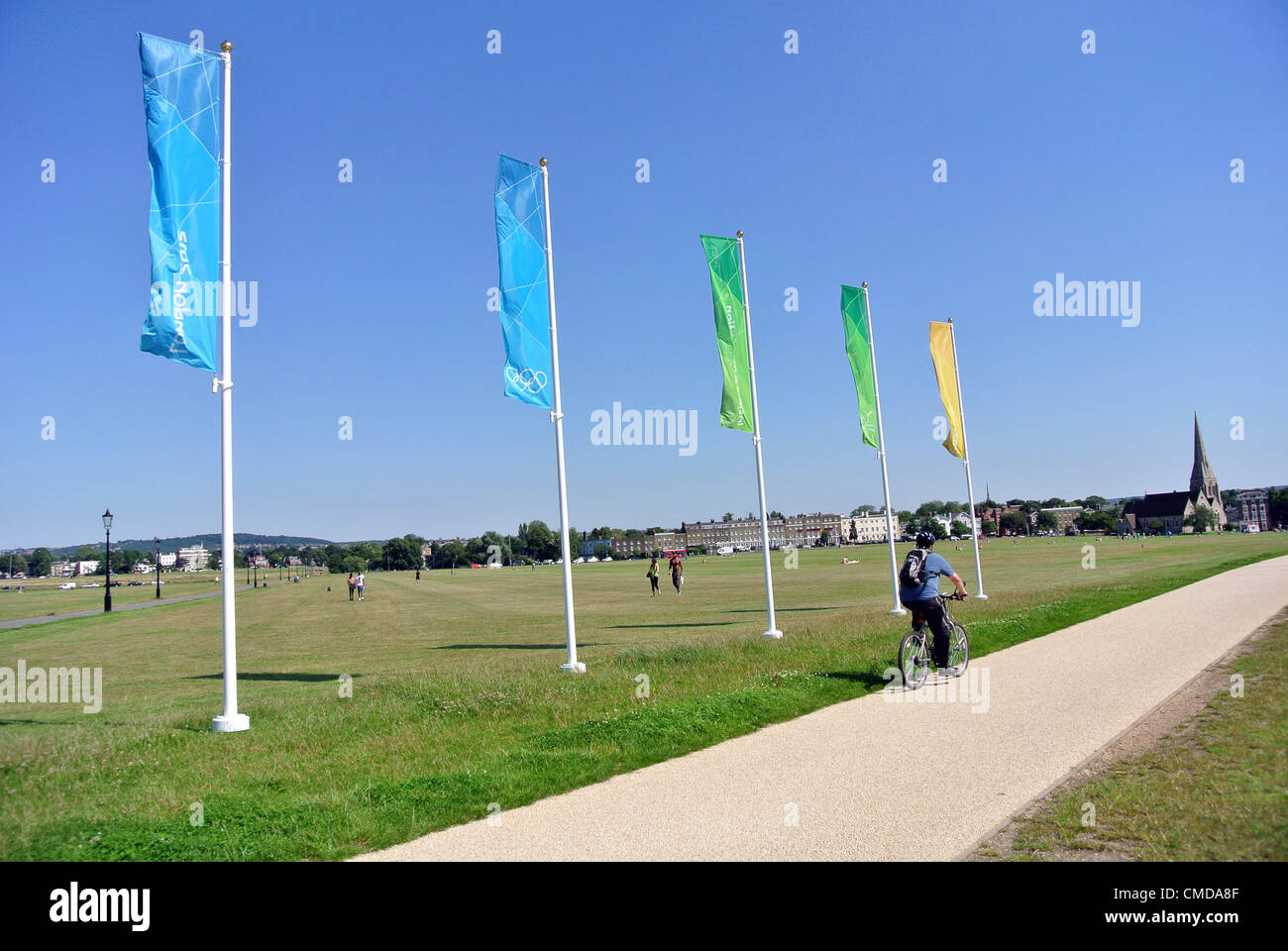 Blackheath, Londra, Regno Unito. Il 23 luglio 2012. Giochi Olimpici preparati a Blackheath - 2012 Olimpiadi di bandiere e Chiesa di Tutti i Santi. Blackheath sarà il sito per un grande schermo. Foto Stock