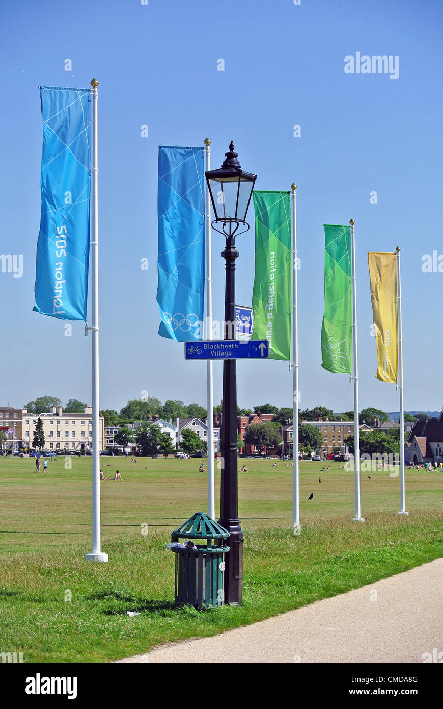 Blackheath, Londra, Regno Unito. Il 23 luglio 2012. Giochi Olimpici preparati a Blackheath - Olimpiadi 2012 bandiere. Blackheath sarà il sito per un grande schermo. Foto Stock