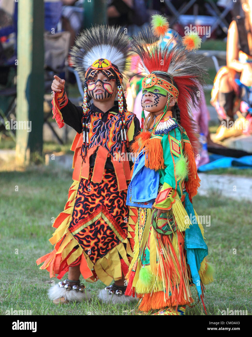 Nativi americani provenienti da tutto il Nord America si sono riuniti per cantare, la danza e il tamburo al trentanovesimo annuale Courte Lac Ojibwe Orielles 'onorare la Terra' Pow Wow vicino Hayward, Wisconsin, Stati Uniti d'America -- 20-22 luglio, 2012 Foto Stock