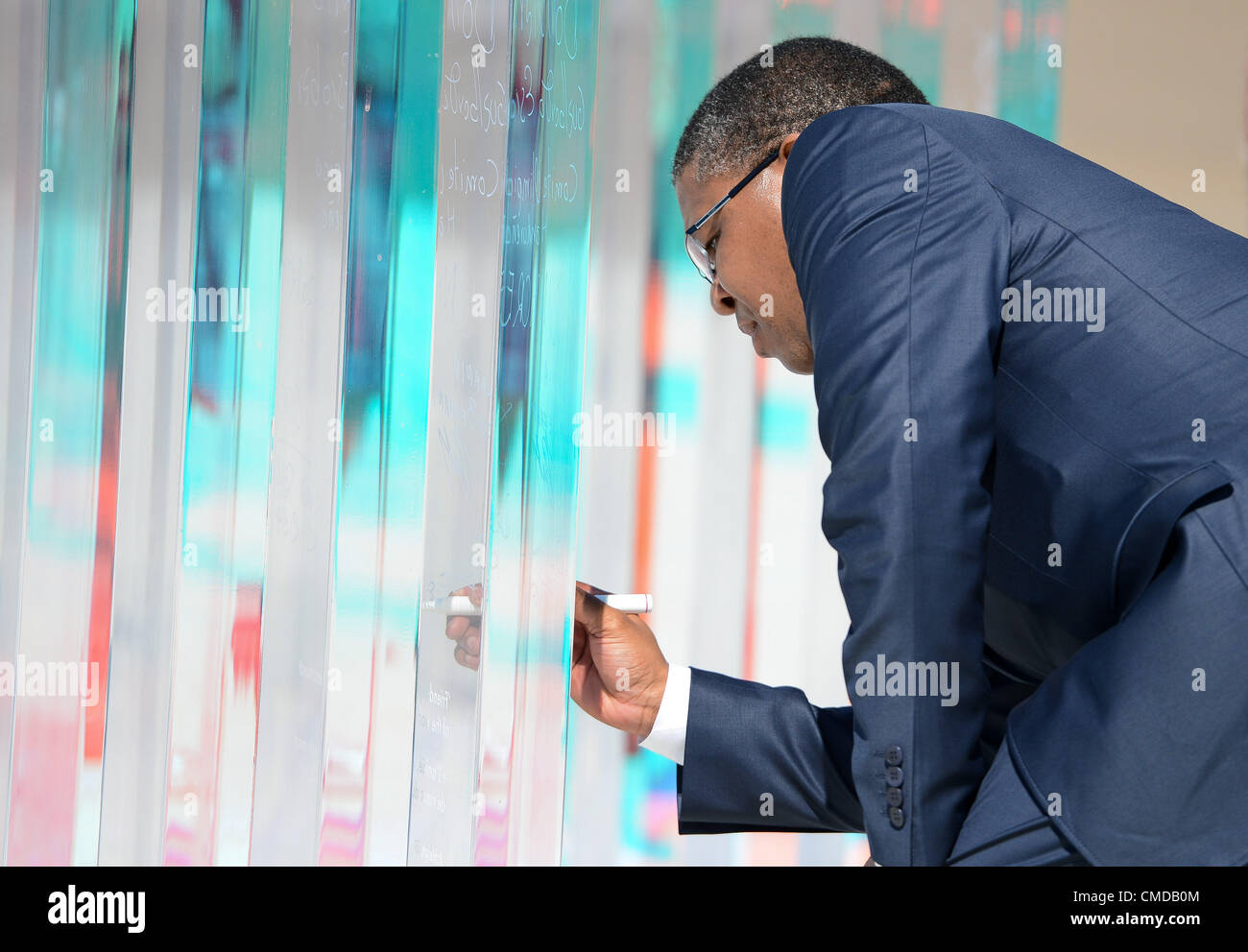 Londra, Inghilterra: Lunedì 23 luglio 2012, il sudafricano Sport e ricreazione ministro, Fikile Mbalula, segni la Tregua Olimpica durante la gazzetta alzabandiera cerimonia nel Villaggio Olimpico. Foto di Roger Sedres/ImageSA Foto Stock