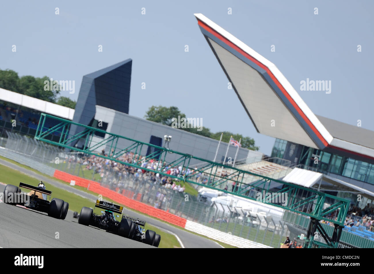 Il 22 luglio 2012, Silverstone, UK. L'Historic F1 auto race per la posizione durante il Daily Express Trofeo Internazionale per Grand Prix Masters gara a Silverstone Classic 2012 Foto Stock