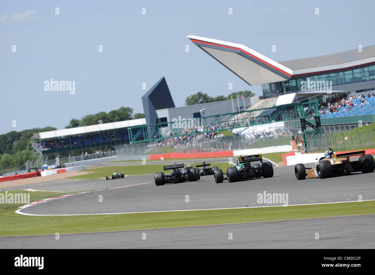Il 22 luglio 2012, Silverstone, UK. L'Historic F1 auto race per la posizione durante il Daily Express Trofeo Internazionale per Grand Prix Masters gara a Silverstone Classic 2012 Foto Stock